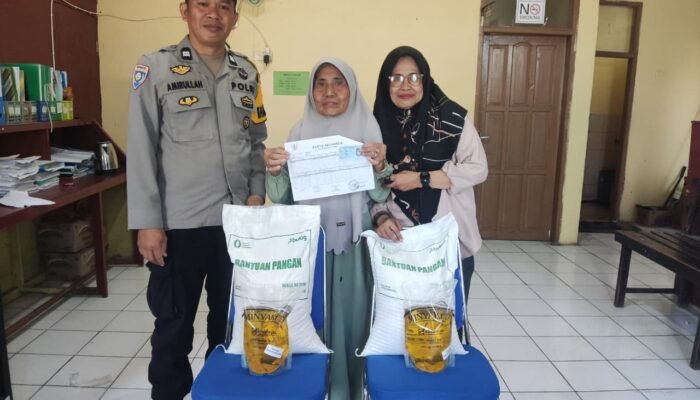 Bhabinkamtibmas Polsek Pangkajene Awasi Penyaluran Bantuan Pangan di Bonto Perak dan Sibatua