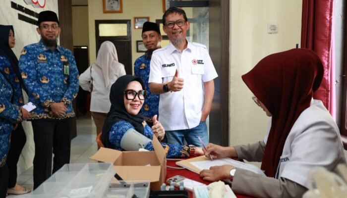 Peringati Hari Donor Darah Sedunia, Bupati Barru Beri Teladan dengan Donor Darah.