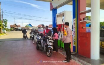 Bhabinkamtibmas Kelurahan Talaka Berikan Himbauan Kamtibmas kepada Karyawan dan Konsumen SPBU Laikang
