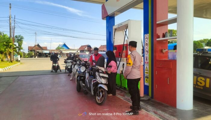 Bhabinkamtibmas Kelurahan Talaka Berikan Himbauan Kamtibmas kepada Karyawan dan Konsumen SPBU Laikang