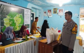 Bhabinkamtibmas Mappasaile Pantau Penyortiran Barkot Bantuan Pangan 2026 di Kantor Kelurahan