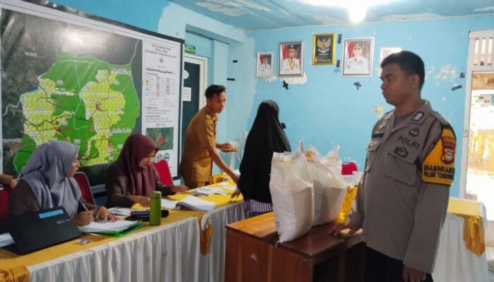 Bhabinkamtibmas Desa Lanne Kawal Penyaluran Bantuan Pangan, Ingatkan Warga Jaga Kamtibmas