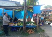 Bhabinkamtibmas Kalabbirang Sambangi Pedagang Pasar Kajuara, Perkuat Keamanan dan Kedekatan dengan Warga