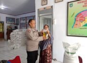 Bhabinkamtibmas Bontoa hadir dalam panyaluran bantuan pangan pemerintah