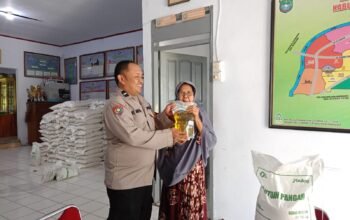 Bhabinkamtibmas Bontoa hadir dalam panyaluran bantuan pangan pemerintah