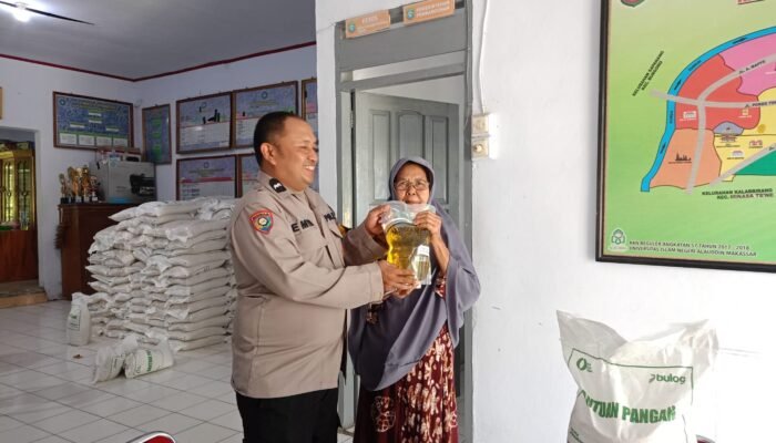 Bhabinkamtibmas Bontoa hadir dalam panyaluran bantuan pangan pemerintah