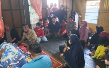 Bhabinkamtibmas dan Lurah Pabundukang Melayat ke Rumah Duka Korban Tenggelam di Sungai Pangkajene