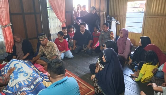 Bhabinkamtibmas dan Lurah Pabundukang Melayat ke Rumah Duka Korban Tenggelam di Sungai Pangkajene
