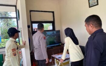Patroli Sambang ke Pondok Pesantren, Personel Polsek Ma’rang Koordinasi dengan Operator CCTV untuk Tingkatkan Keamanan