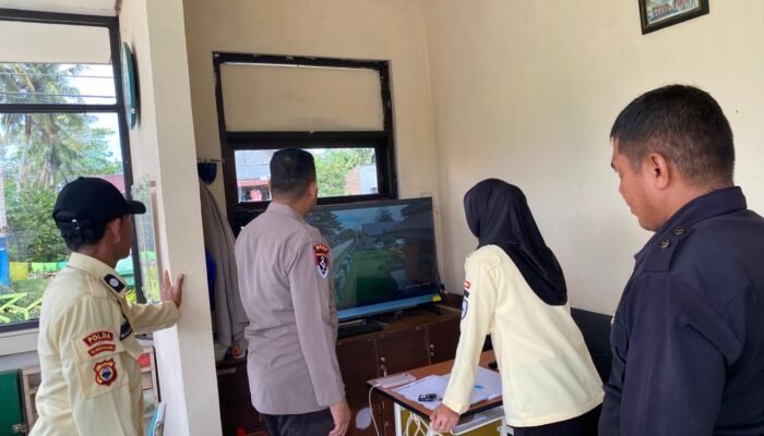 Patroli Sambang ke Pondok Pesantren, Personel Polsek Ma’rang Koordinasi dengan Operator CCTV untuk Tingkatkan Keamanan