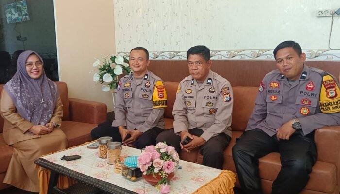 Cegah Konvoi dan Corat-Coret Pasca Kelulusan, Kanit Binmas Bersama Bhabinkamtibmas Sambangi SMPN 2 Minasatene