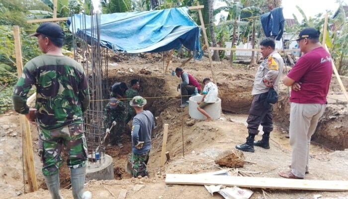 Bhabinkamtibmas Mappasaile Pantau Pembangunan Jembatan Gantung, Wujud Sinergi TNI-POLRI Dukung Infrastruktur Desa