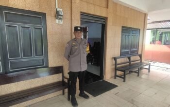 Bhabinkamtibmas Polsek Ma’rang Amankan Ibadah Mingguan di Gereja Klasis Mappatuo Padanglampe, Wujudkan Rasa Aman Bagi Jemaat