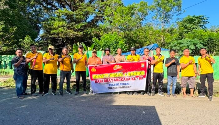 Semangat Gotong Royong Sambut HUT Bhayangkara ke-80, Polsek Segeri Bersama Forkopimcam Gelar Bakti Sosial di TPU Tanjonge