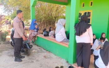 Monitoring Imunisasi Balita di Posyandu Seroja, Bhabinkamtibmas Pabundukang Sinergi dengan Nakes Puskesmas Kota Pangkajene