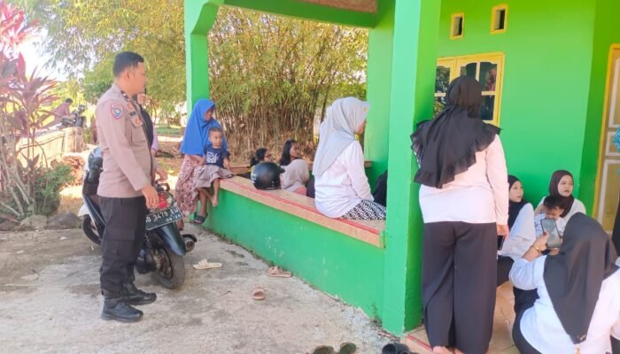 Monitoring Imunisasi Balita di Posyandu Seroja, Bhabinkamtibmas Pabundukang Sinergi dengan Nakes Puskesmas Kota Pangkajene