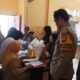 Amankan Distribusi Bantuan Pangan, Bhabinkamtibmas Monitor Penyaluran di Kantor Kel. Tekolabbua