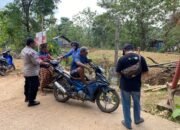 Sinergi Tiga Pilar, Lurah dan Bhabinkamtibmas Sambangi Warga untuk Perkuat Kamtibmas di Kalabbirang