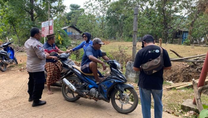 Sinergi Tiga Pilar, Lurah dan Bhabinkamtibmas Sambangi Warga untuk Perkuat Kamtibmas di Kalabbirang