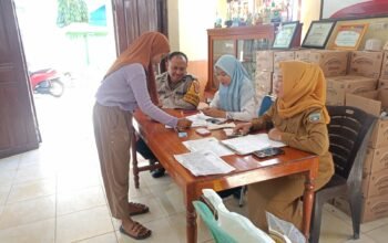 Bhabinkamtibmas Kalabbirang hadir dalam panyaluran bantuan pangan pemerintah
