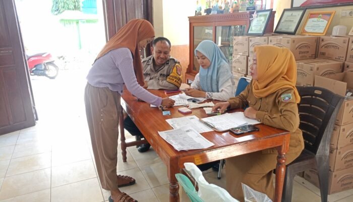 Bhabinkamtibmas Kalabbirang hadir dalam panyaluran bantuan pangan pemerintah