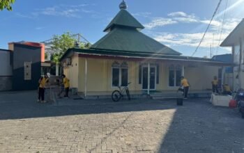 Sambut HUT Bhayangkara ke-80, Personel Polres Pangkep Gelar Bakti Sosial Pembersihan Masjid