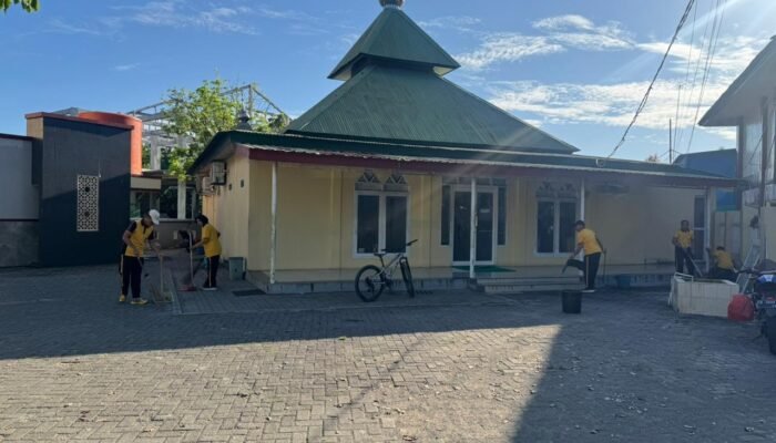 Sambut HUT Bhayangkara ke-80, Personel Polres Pangkep Gelar Bakti Sosial Pembersihan Masjid