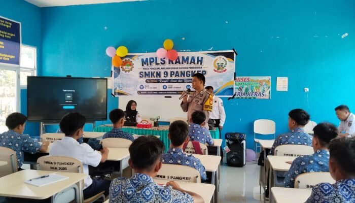Bhabinkamtibmas Beri Penyuluhan Hukum kepada Siswa Baru SMKN 9 Pangkep, Tekankan Bahaya Judi dan Narkoba