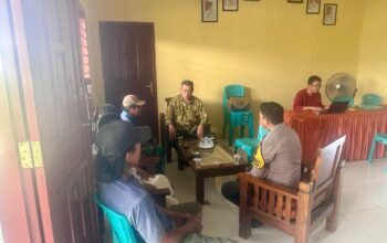 Untuk Menjalin Silaturahmi Dengan Kepala Desa, Bhabinkamtibmas Sambangi Kantor Desa Binaan
