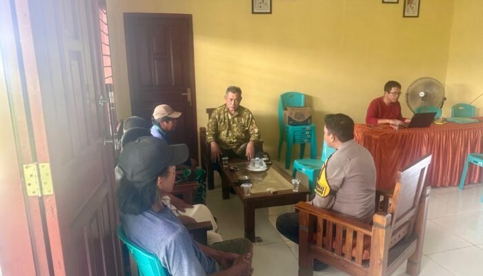 Untuk Menjalin Silaturahmi Dengan Kepala Desa, Bhabinkamtibmas Sambangi Kantor Desa Binaan