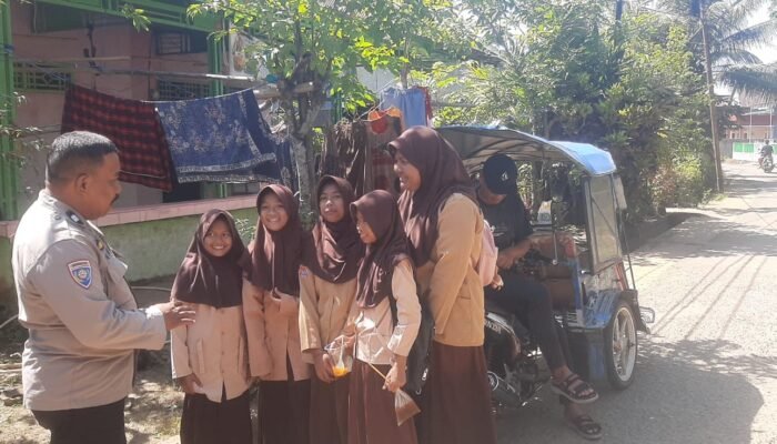 Bhabinkamtibmas Polsek Ma’rang Rutin Patroli dan Sambang di SMP Negeri 1 Ma’rang, Tanamkan Kesadaran Kamtibmas kepada Siswa Baru