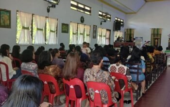 Ibadah Urai Teguh Tenaga Utusan Gereja Sekber POUK Tonasa Berlangsung Khidmat, Bhabinkamtibmas Kelurahan Tonasa Hadir Laksanakan Pengamanan.