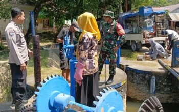 Bhabinkamtibmas Kelurahan Pabundukang Bersama Tiga Pilar Pantau Penyaluran Air Irigasi di Musim Kemarau