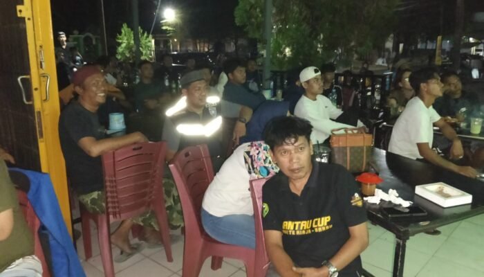 Bhabinkamtibmas Mappasaile Pantau Nobar Final Piala Dunia 2026, Sampaikan Pesan Kamtibmas kepada Warga