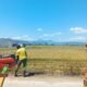 Bhabinkamtibmas Polsek Pangkajene Sambangi Petani Saat Panen Padi, Dukung Ketahanan Pangan Nasional