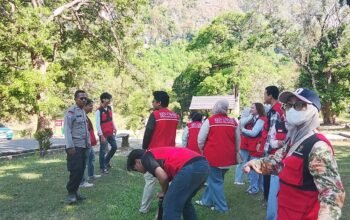 Bhabinkamtibmas Polsek Minasatene Dampingi Mahasiswa KKN Unhas Kunjungi Wisata Alam dan Situs Cagar Budaya