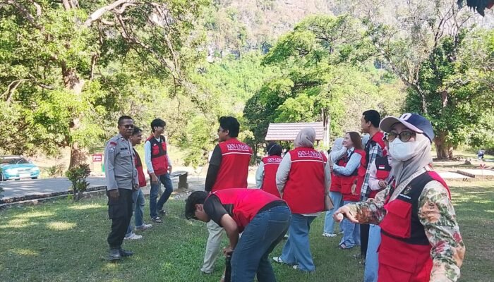 Bhabinkamtibmas Polsek Minasatene Dampingi Mahasiswa KKN Unhas Kunjungi Wisata Alam dan Situs Cagar Budaya
