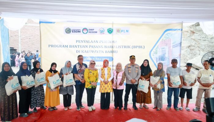 Tangis Bahagia Warnai Penyalaan Perdana Bantuan Listrik di Barru, Bupati Andi Ina dan Sri Suparni Bahlil Hadir Langsung