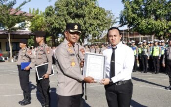 kapolres pangkep pimpin apel jam pimpinan, berikan penghargaan kepada personel berprestasi