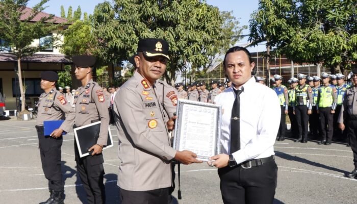 kapolres pangkep pimpin apel jam pimpinan, berikan penghargaan kepada personel berprestasi