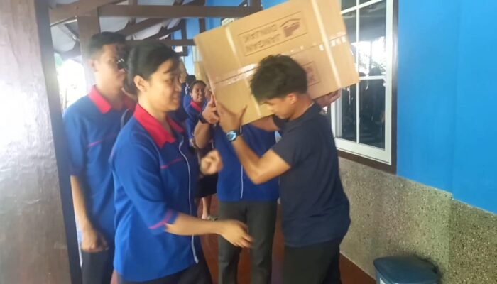 Yayasan Taman Tunas Tambah Fasilitas Belajar, SMP Frater Makassar Terima 68 Pasang Meja dan Kursi Baru