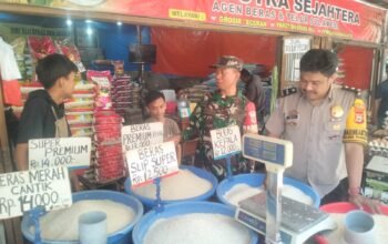 Bhabinkamtibmas Mappasaile Bersama Tiga Pilar Pantau Harga Beras di Pasar Sentral Pangkajene