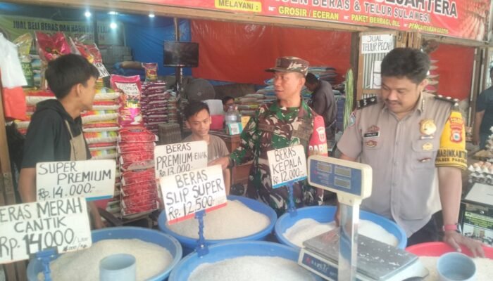 Bhabinkamtibmas Mappasaile Bersama Tiga Pilar Pantau Harga Beras di Pasar Sentral Pangkajene