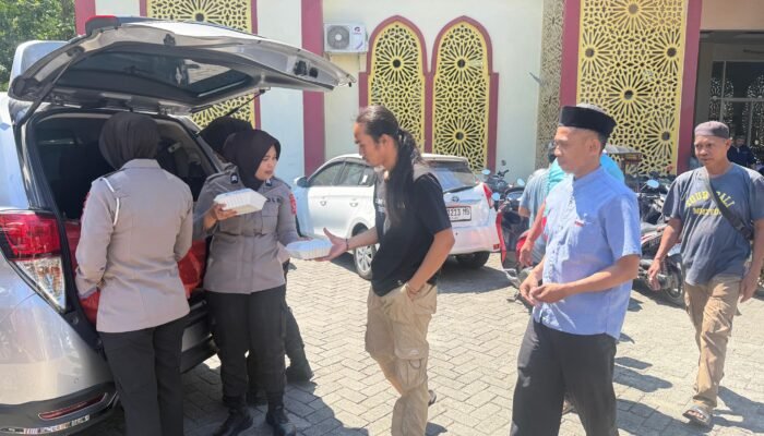Tebar Kebaikan di Hari Jumat, Polwan Polres Pangkep Bagikan 120 Nasi Kotak kepada Jamaah Masjid Al-Ikhlas