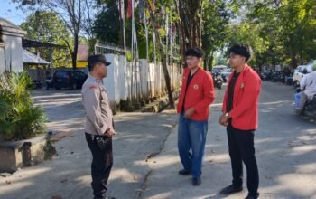 Ps Kanit Samapta Polsek Pangkajene Sambangi Mahasiswa Unhas di Kantor KPU, Sampaikan Pesan Kamtibmas