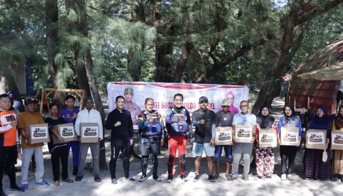 Kunjungan kerja Bapak Kapolda Sulsel bersama rombongan di Pulau Pannambungan Kel. Mattirosompe Kec. Liukang Tupabiring Kab. Pangkep