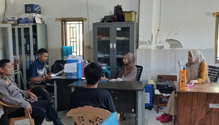 Wakapolsek Ma’rang Gelar Patroli Sambang Desa, Perkuat Sinergi Melalui Dialog di Kantor Desa Pitusunggu