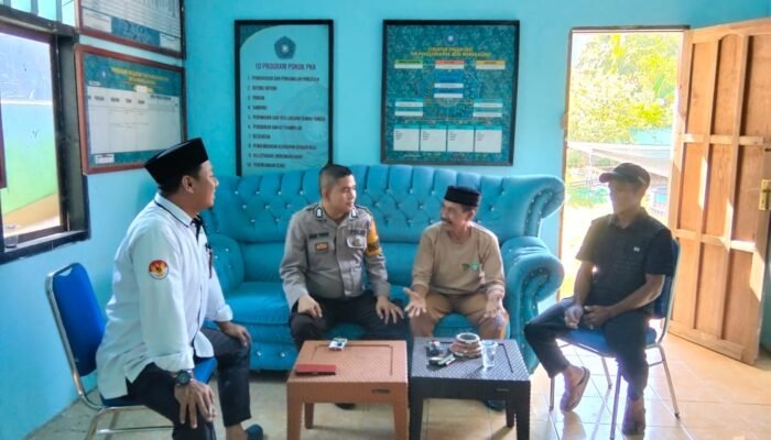Bhabinkamtibmas laksanakan giat silaturahim dengan masyarakat desa Manggalung pastikan wilayah dalam keadaan aman