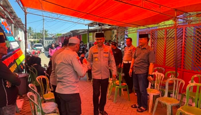 Kapolres Pangkep dan Ketua Bhayangkari Cabang Pangkep Melayat ke Rumah Duka Aiptu Muhammad Yusuf Nur
