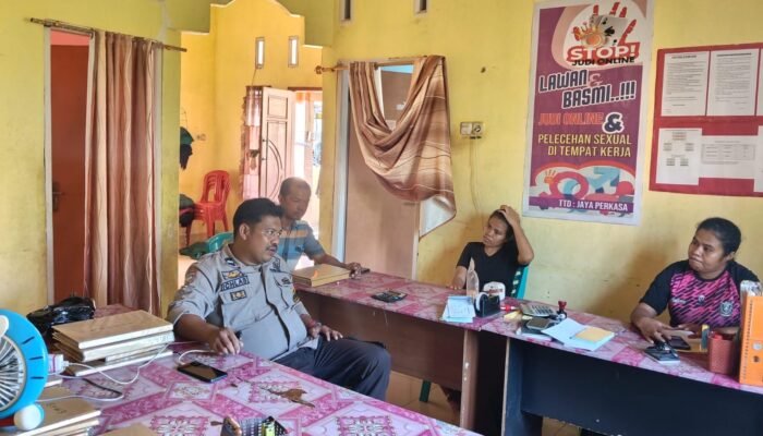 Bhabinkamtibmas Kelurahan Mappasaile DDS ke Rumah Warga, Imbau Pendatang Jaga Kamtibmas dan Lapor ke RT